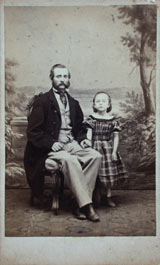 Fotografie eines Mannes mit Mädchen aus dem Atelier Robert Wallich